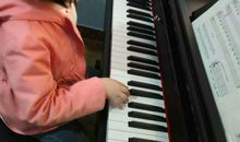 老师教我弹钢琴