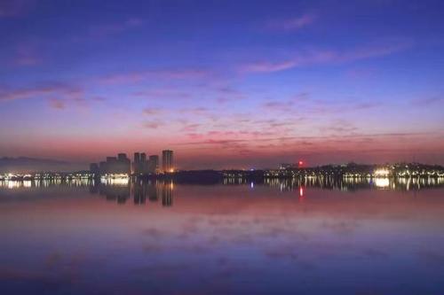 晚上的海堤