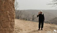 那抹佝偻的身影