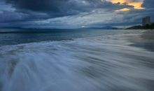 为涛涛海浪画上一抹红霞