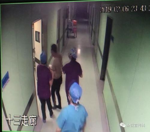 游泳池令人兴奋的一幕