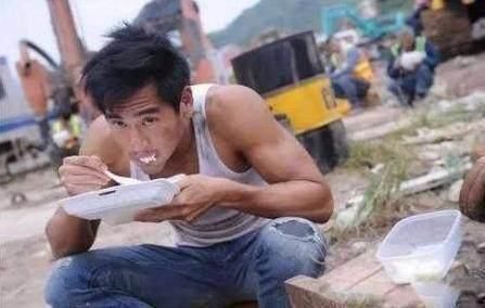 在施工现场玩得开心