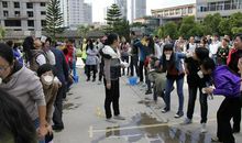 激烈的纸杯传水比赛