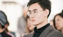 捧起书本，走过荷香