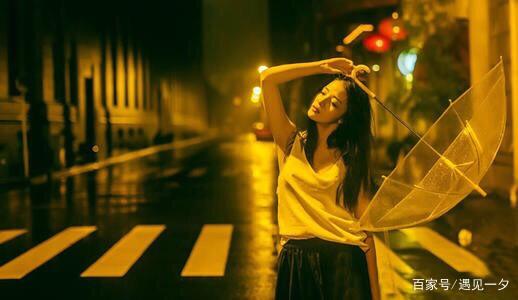 妈妈在雨天给雨伞
