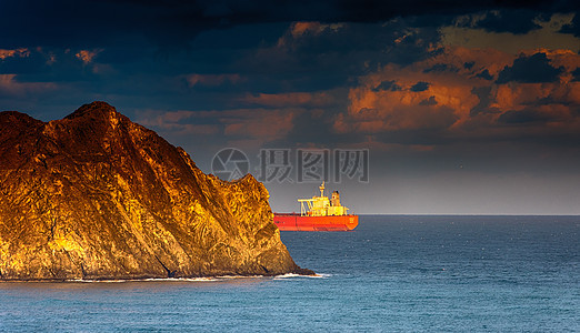 夕阳下的海岸