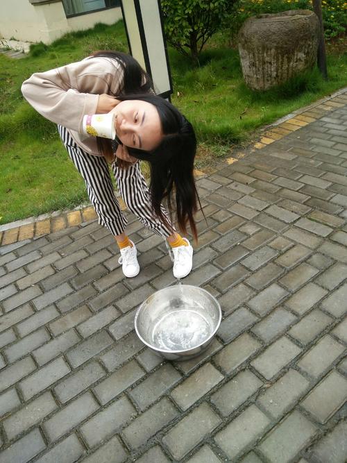 趣味纸杯水路过比赛