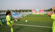 一场足球绕杆比赛