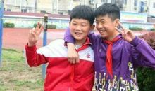 助人为乐的小女孩儿