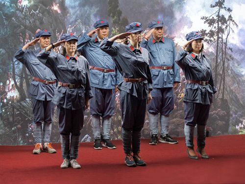向革命烈士致敬
