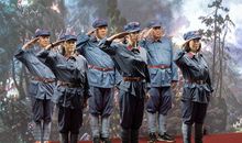 向革命先烈敬礼