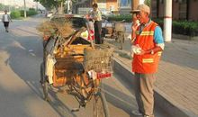 路灯下的清洁工