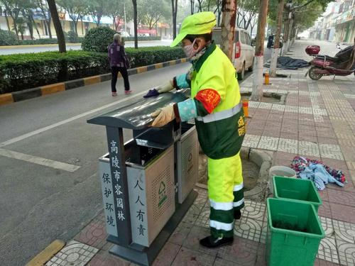 勤劳的叔叔环卫