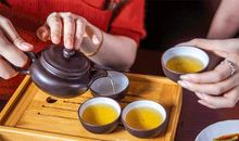 两杯热腾腾的茶