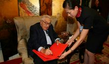 笑脸相迎的背后