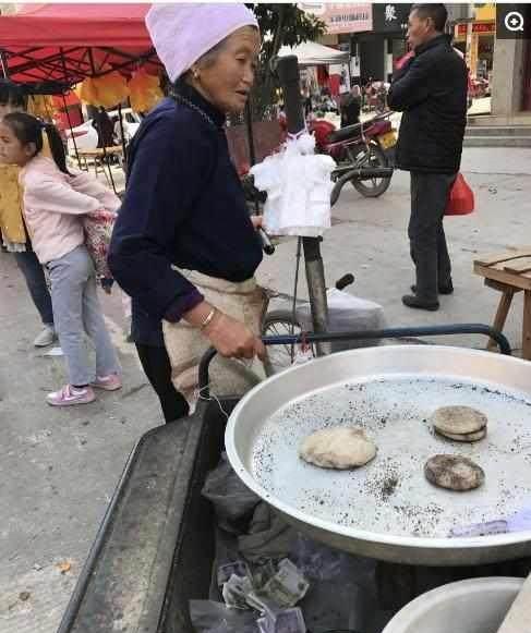 奶奶在路边卖鸡蛋