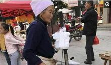 路边卖鸡蛋的老奶奶