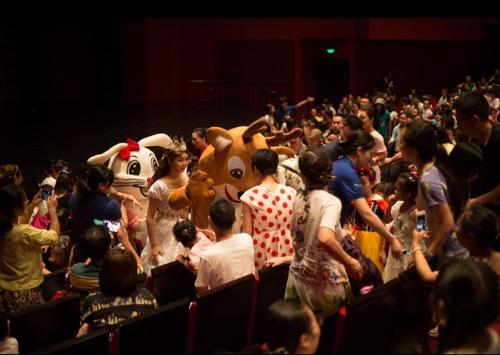 在暑假期间观看大型表演
