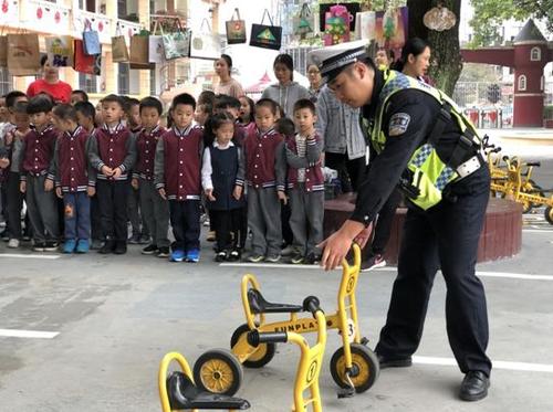乐于助人的交警叔叔