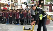 乐于助人的交警叔叔