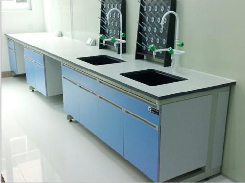 游泳池旁拜访朋友