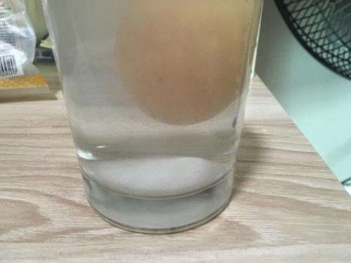 让鸡蛋漂浮