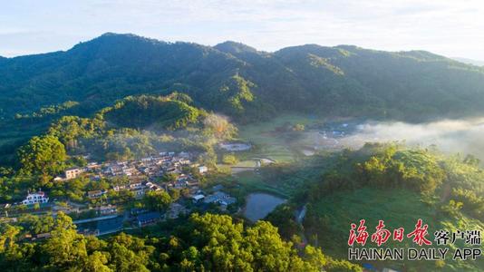 狮子山在晨雾中