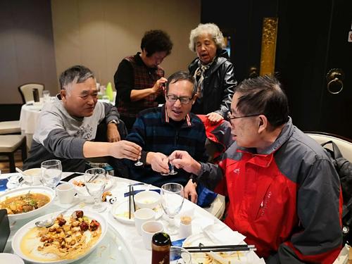 在同一张桌子上难忘的战斗