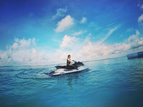 在海中漂流