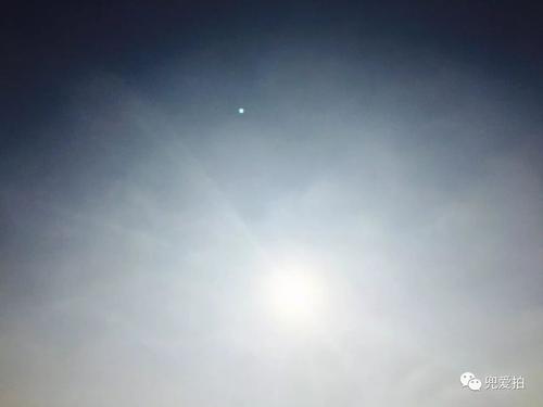 在温暖的阳光下行走