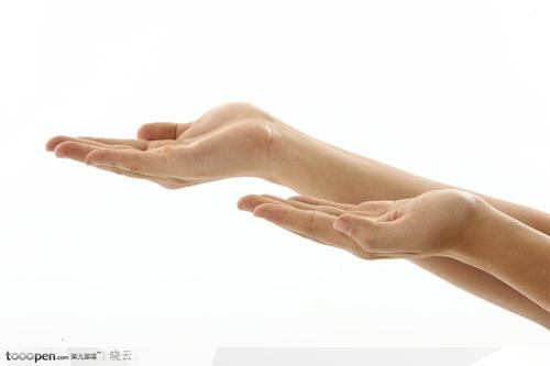 双手拿