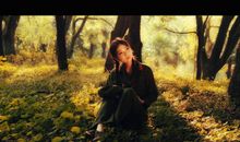 山楂树下的身影