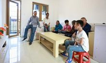 电视前的一家人