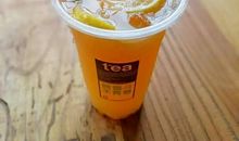 抿一口柠檬茶