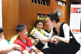 看着妈妈带着蓝色的春光