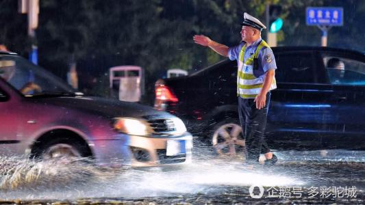隐藏在雨中的温暖
