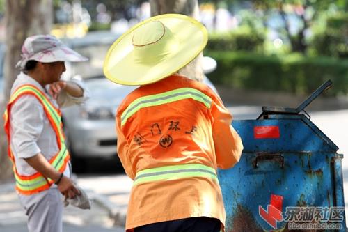 高温下的环卫工人