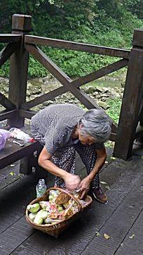 老人在路边