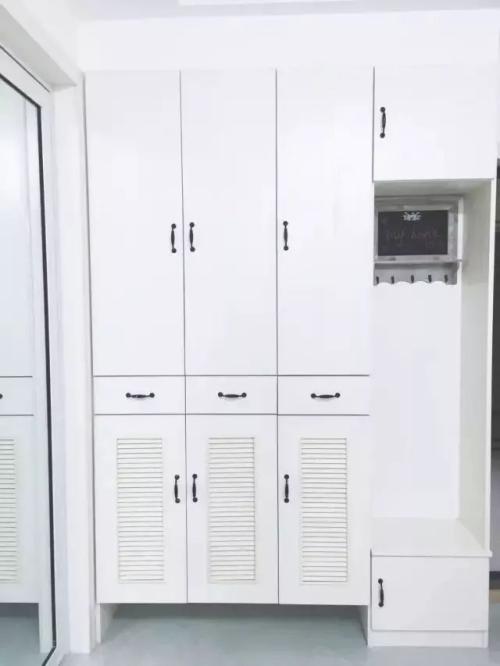 鞋柜里的闹剧
