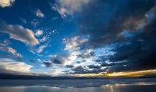 享受一片宁静的天空