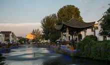 雨中的达夫故居