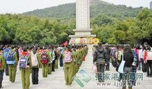 瞻仰革命烈士纪念碑
