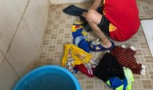 和妈妈一起洗衣服