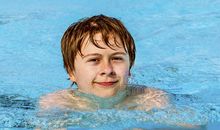 爱游泳的男孩