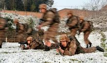 车外寒风凛冽，车内暖流涌动