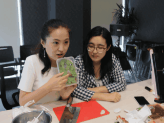 品尝深色菜肴