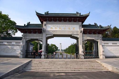 游览洪安烈士陵园