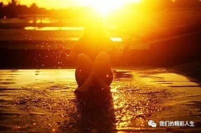 在十字路口，温暖的灯光