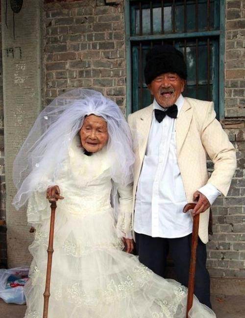 奶奶穿着婚纱
