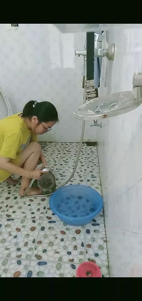 帮助弟弟洗澡